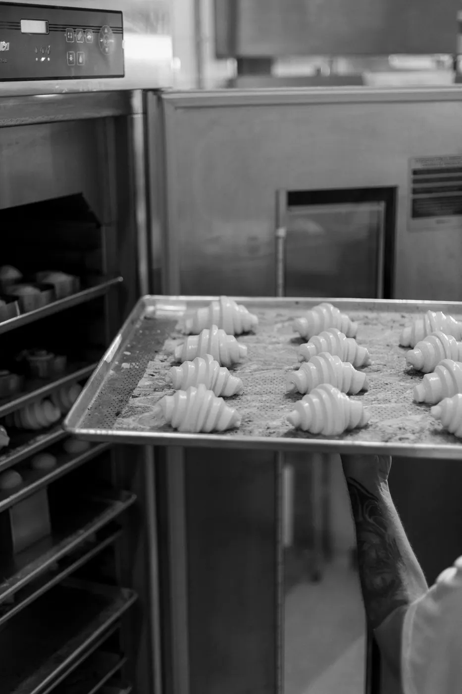 Bandeja de croissants entrando no forno