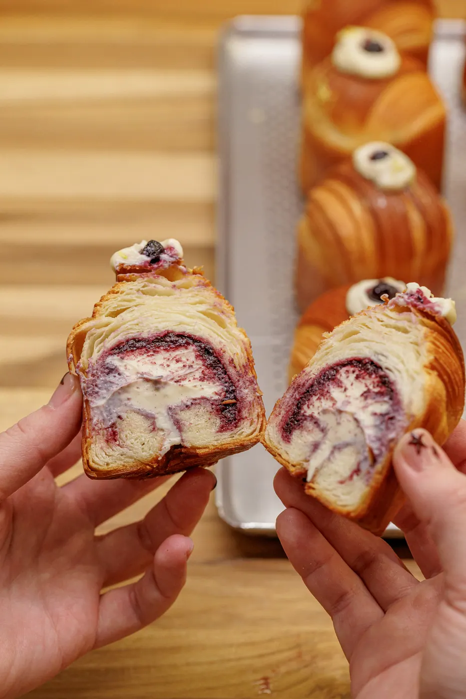 Brioche aberto ao meio mostrando o recheio
