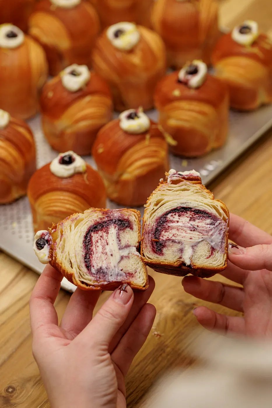Mãos abrindo um brioche recheado