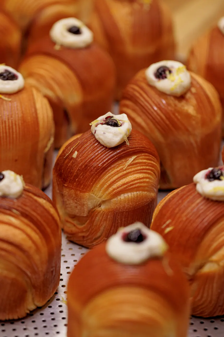 Brioches folhados com creme e mirtilo