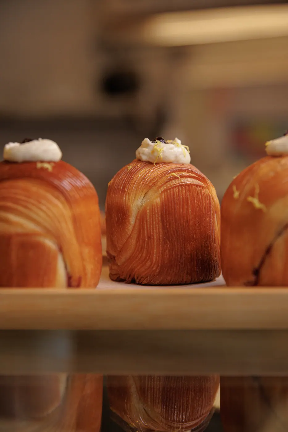 Brioches dourados expostos na vitrine