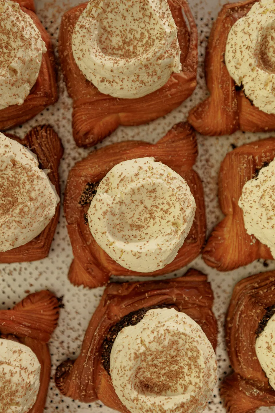 Cinnamon rolls com creme e canela por cima