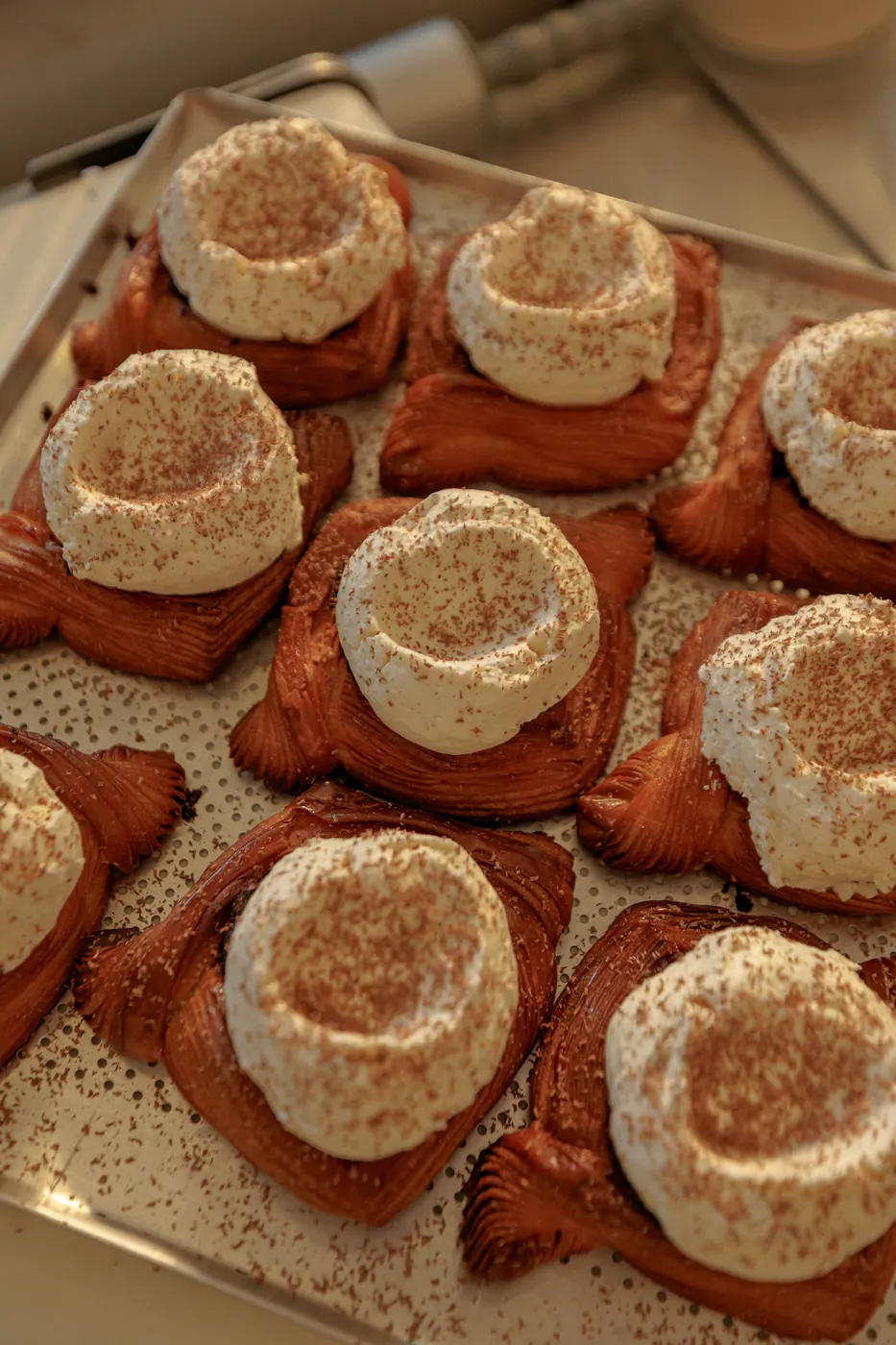 Bandeja de cinnamon rolls cobertos com creme