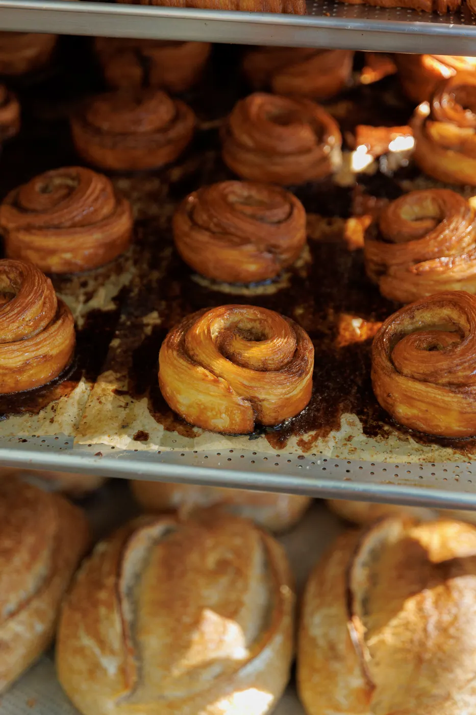 Cinnamon rolls e pães no carrinho de bandejas