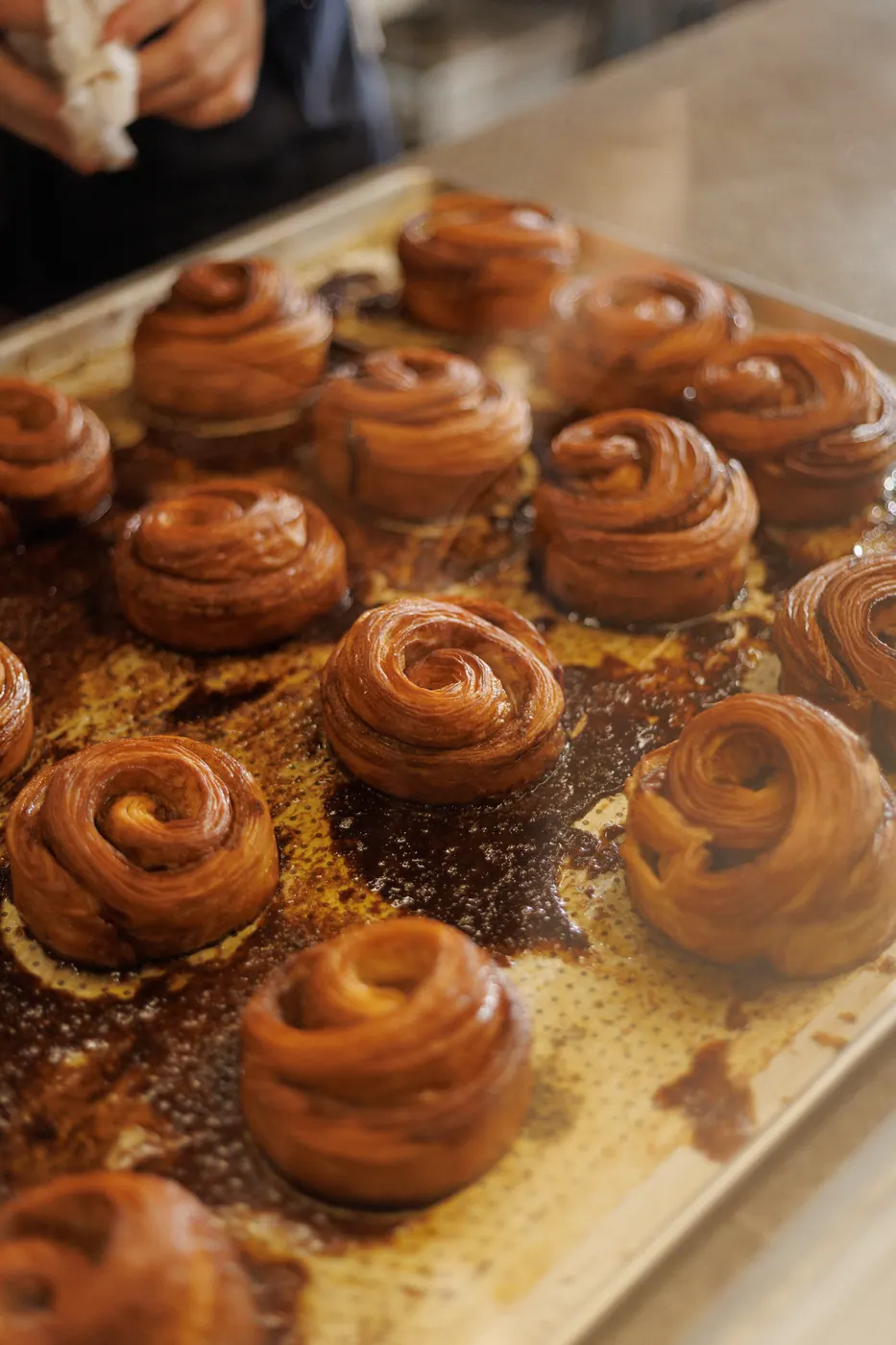 Bandeja de cinnamon rolls caramelizados