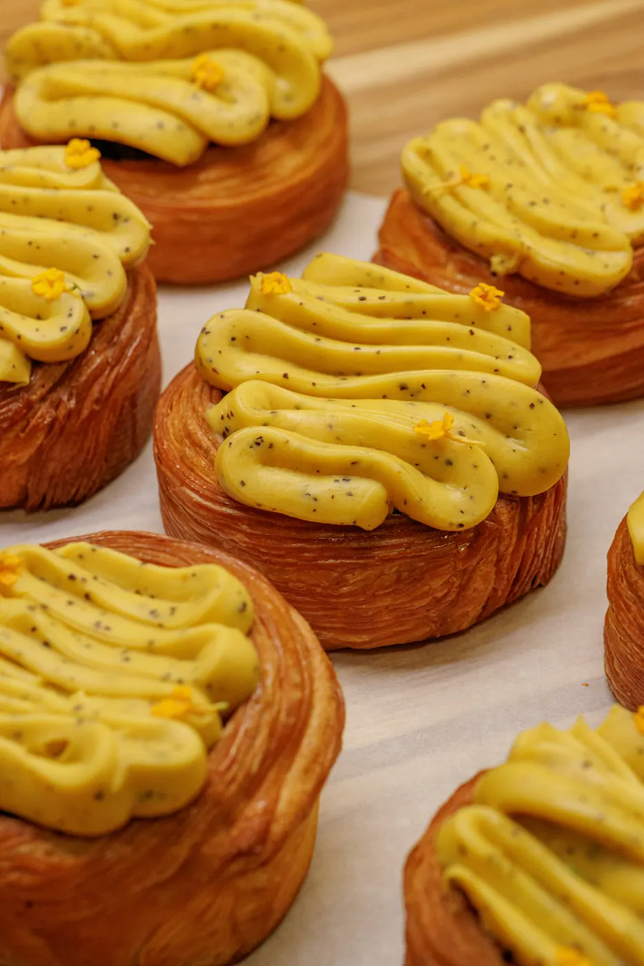 Folhados com creme e raspas sobre papel