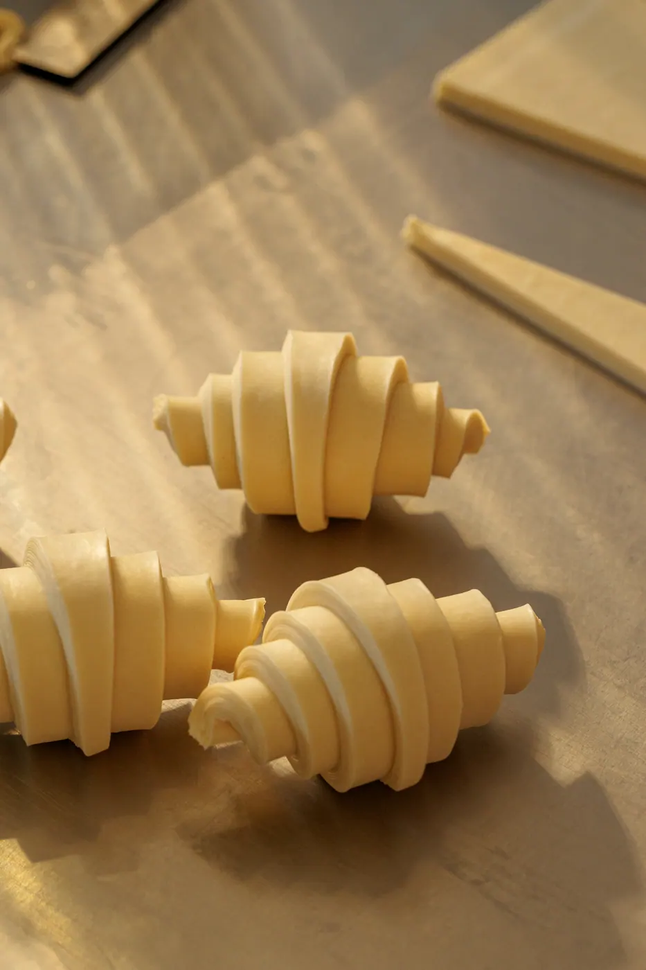 Massas de croissant moldadas à mão antes de ir ao forno