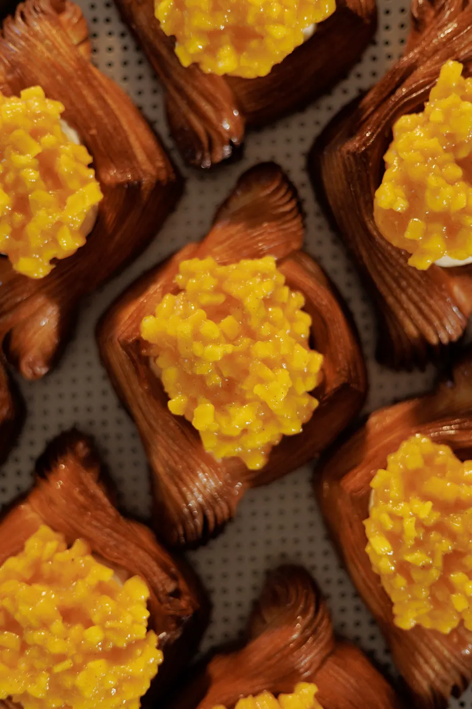 Danishes folhados com creme e manga em cubos