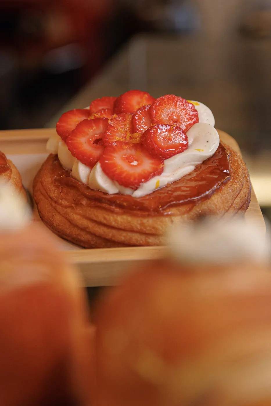 Danish de morango com creme e frutas frescas na vitrine