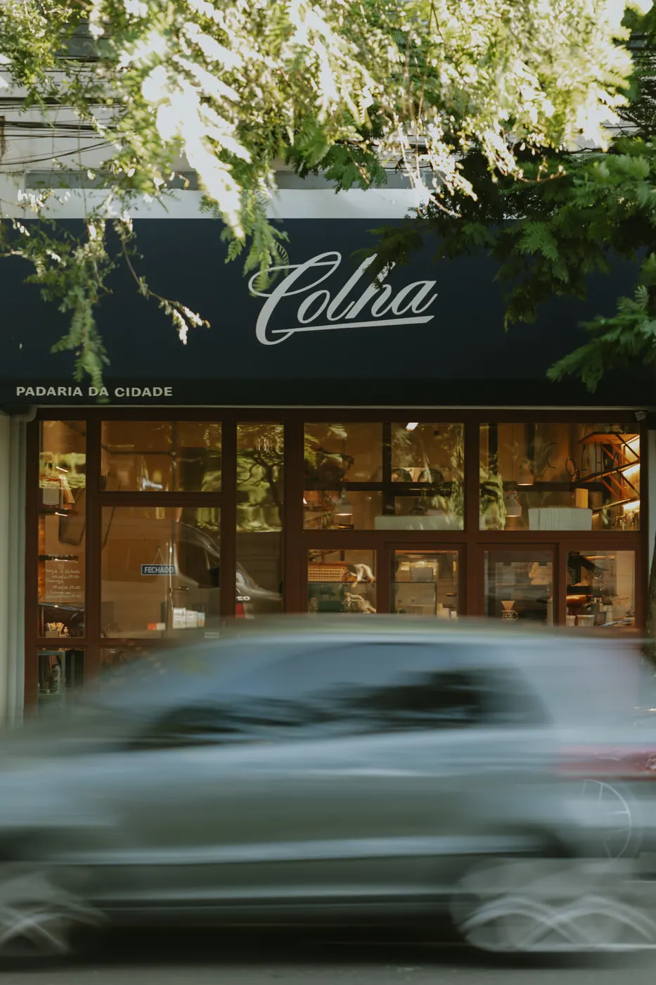 Fachada azul da Colha Padaria da Cidade na Av. XV de Novembro, em Maringá