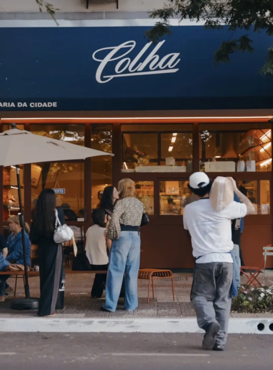 Clientes em frente à fachada da Colha, padaria artesanal no centro de Maringá