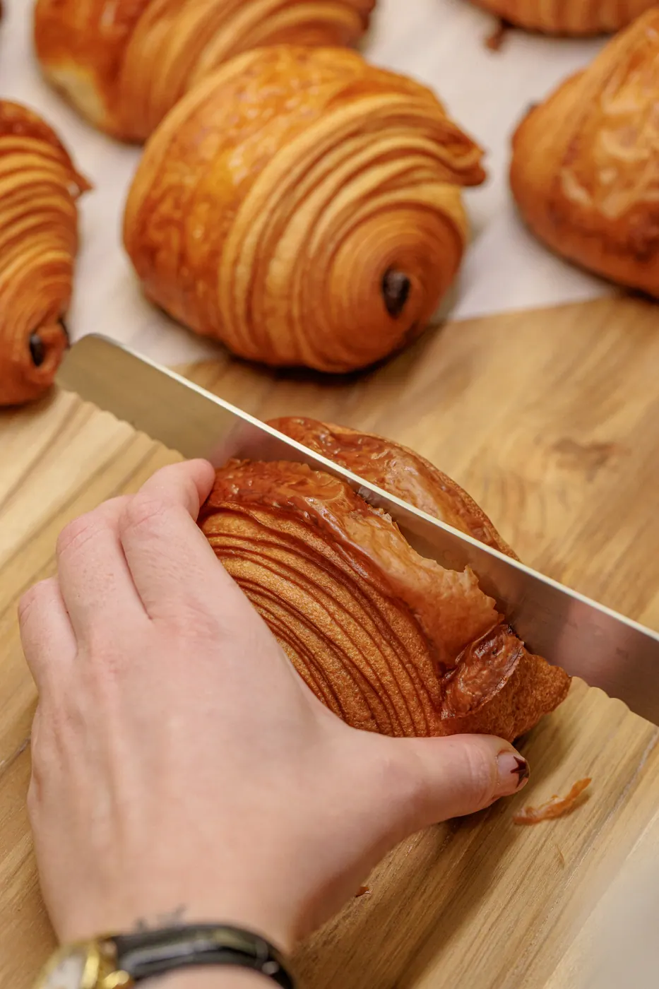 Pain au chocolat sendo cortado ao meio
