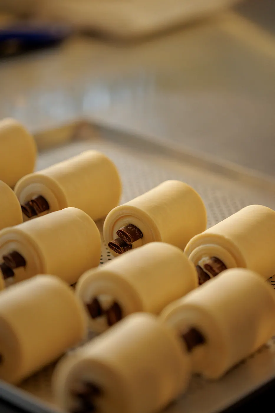 Massa de pain au chocolat enrolada em torno de barras de chocolate