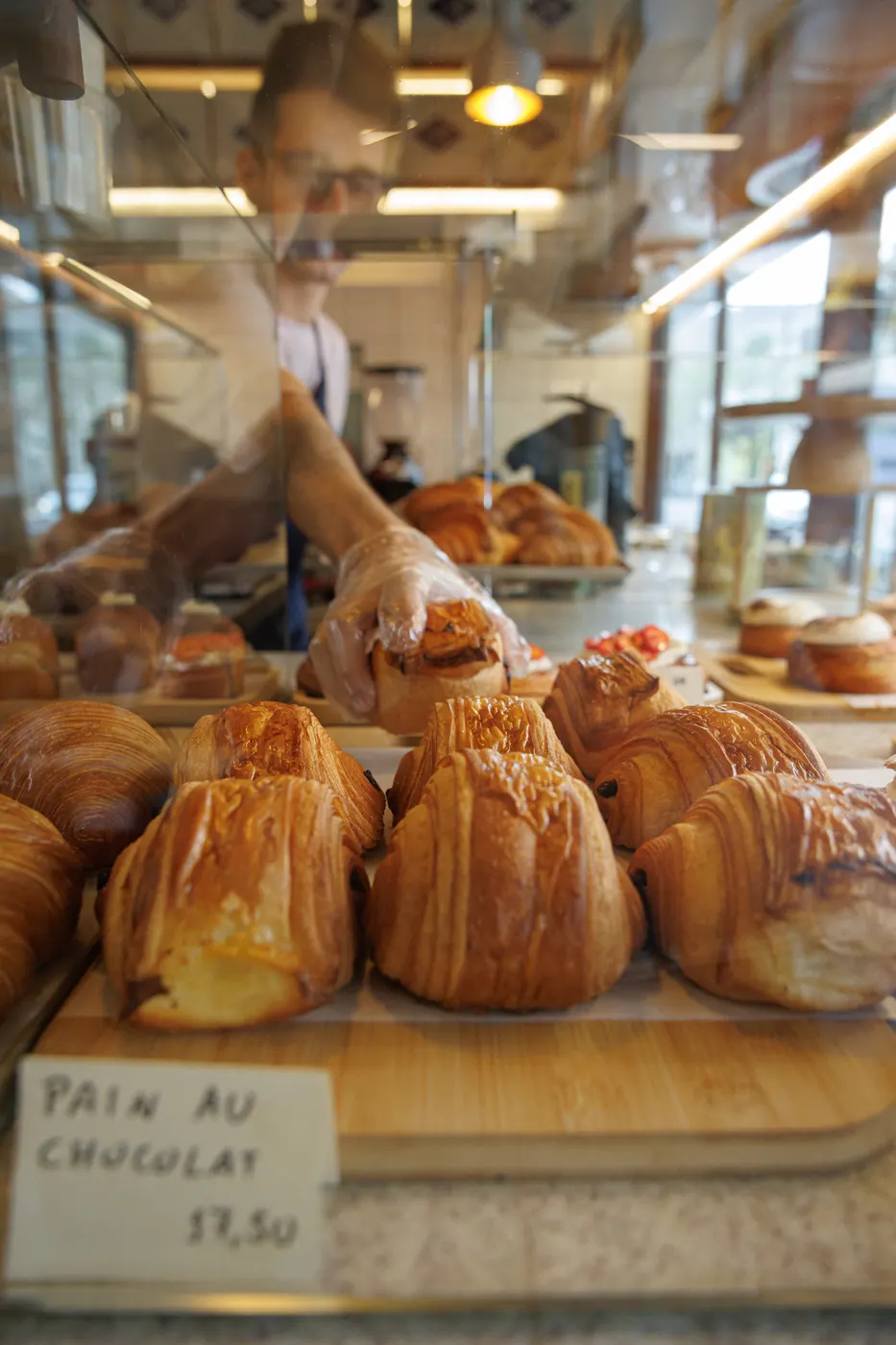 Pain au chocolat exposto na vitrine da Colha