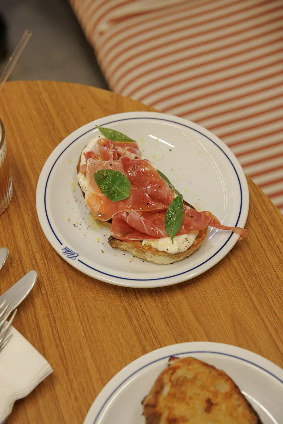 Mesa da Colha com tartine e misto quente