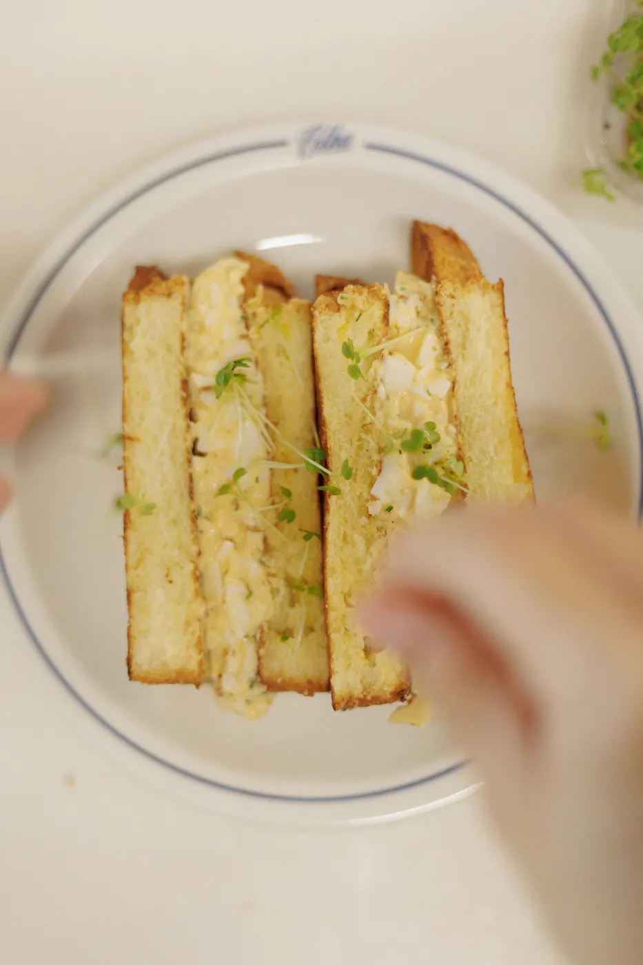 Sanduíche de pasta de ovos com ervas frescas