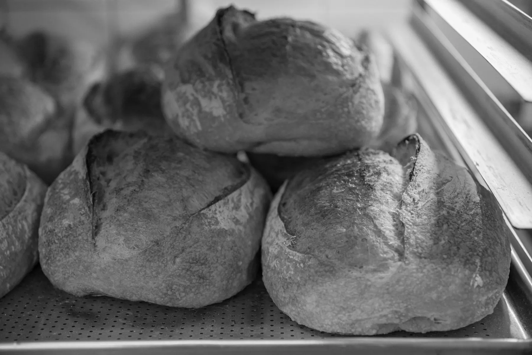 Pães sourdough empilhados em preto e branco