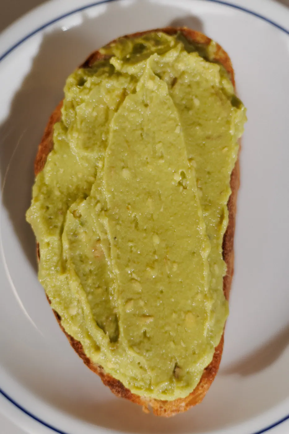 Fatia de pão sourdough com creme de avocado
